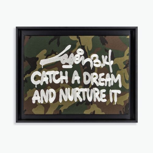 Packshot de l'œuvre "Catch A Dream And Nurture It" de Laser 3.14, 2022. Broderie VANGART sur tissus imprimé militaire avec dimensions de 36x46 cm et un encadrement de 4,4 cm. Œuvre unique signée et certifiée, réalisée à Lyon, France.