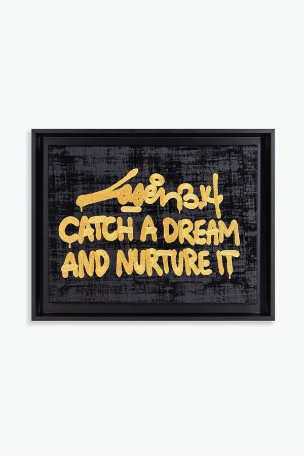 Packshot de l'œuvre "Catch A Dream And Nurture It" de Laser 3.14, 2022. Broderie VANGART or sur tissu velour noir avec dimensions de 36x46 cm et un encadrement de 4,4 cm. Œuvre unique signée et certifiée, réalisée à Lyon, France.