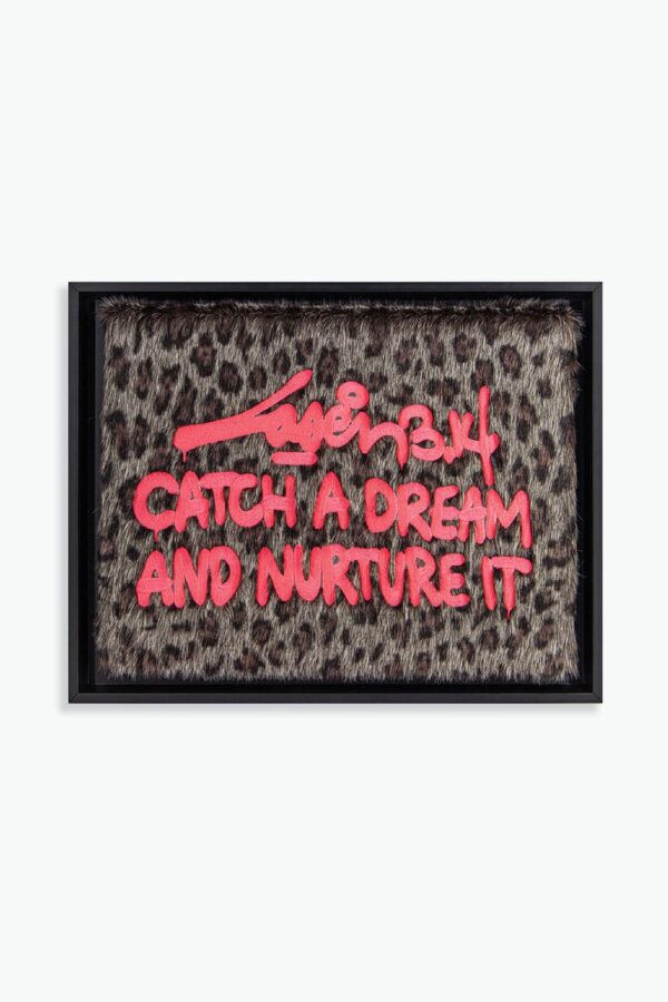 Packshot de l'œuvre "Catch A Dream And Nurture It" de Laser 3.14, 2022. Broderie Rose Fluo VANGART sur tissus fourrure avec dimensions de 36x46 cm et un encadrement de 4,4 cm. Œuvre unique signée et certifiée, réalisée à Lyon, France.