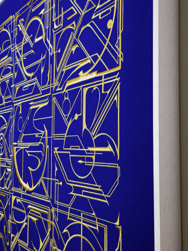 Gros plan sur les motifs dorés et les formes abstraites de l'œuvre Cosmic Message par Soklak."